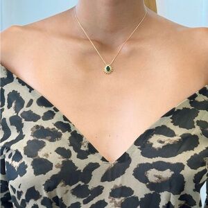 Elegant Gold and Green Pendant Necklace
14 k